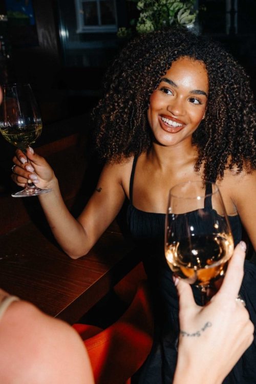 ela-restobar-drinks-girl-with-wine